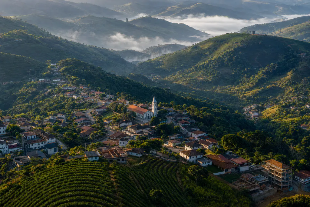 Paisagem de cidade nas montanhas da Zona da Mata de Minas Gerais com cafezais
